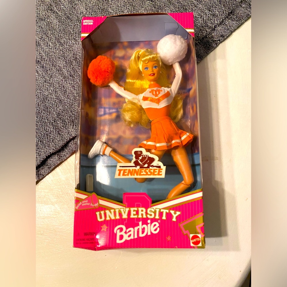 BARBIE 1997 UNIVERSITY CHEERLEADER TENNESSEE U Special Edition NIB